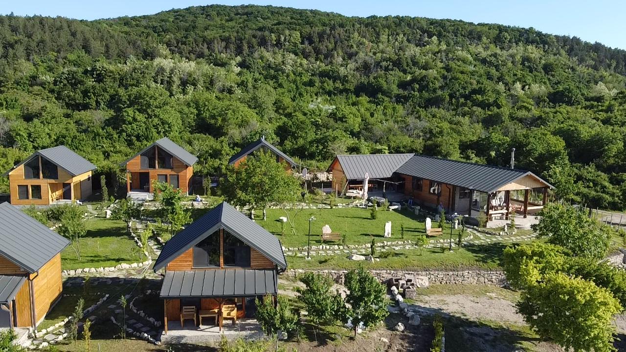Căsuțe cu munte verde