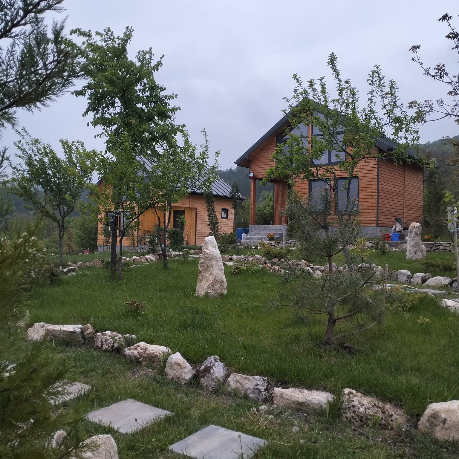 Grădina cu pomi și piatră